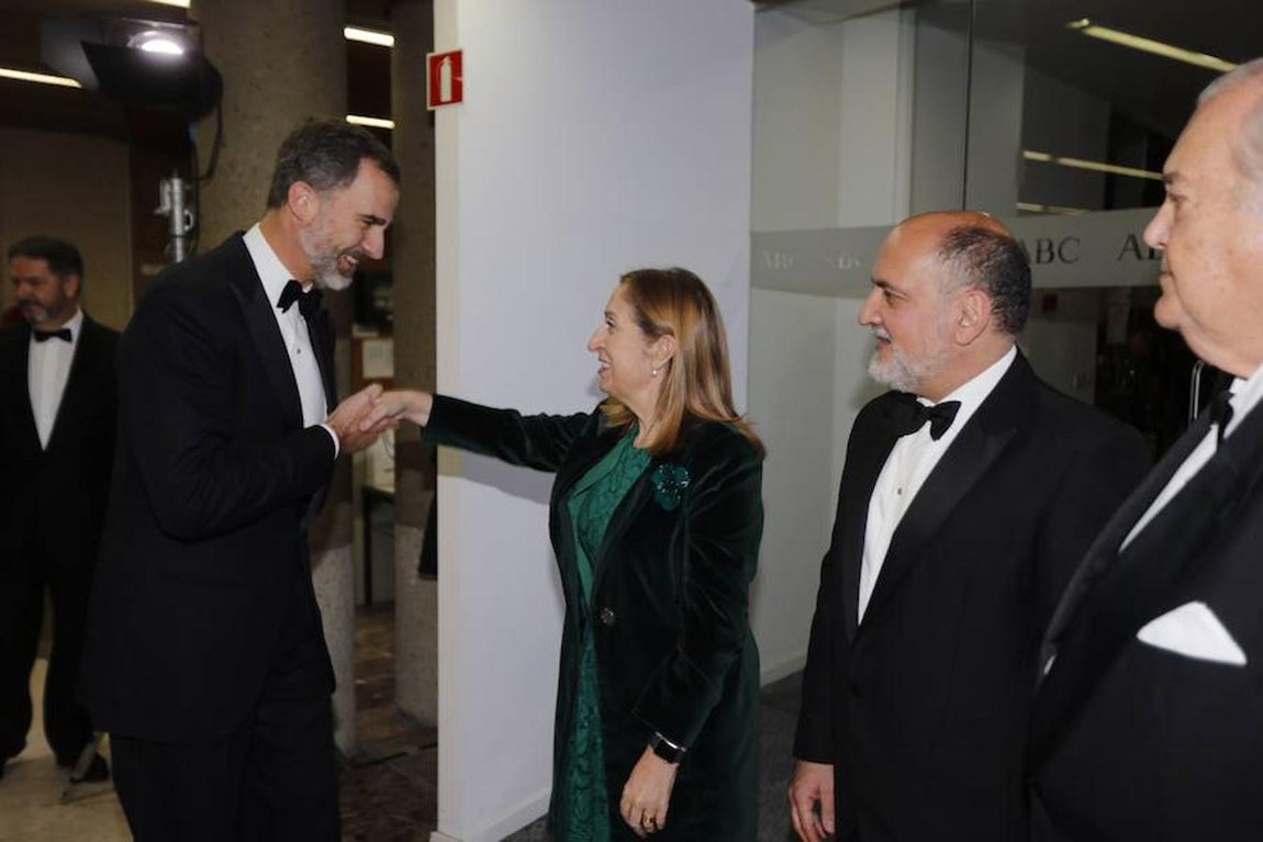 Don Felipe saluda a la presidenta del Congreso, Ana Pastor, a su entrada en la Casa de ABC para la entrega de los 96º Premios Internacionales de Periodismo Mariano de Cavia, Luca de Tena y Mingote. Jaime García