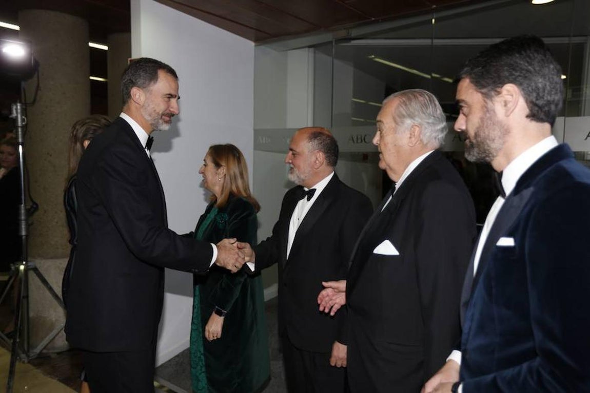 El Rey Felipe VI se dispone a saludar a Francisco Pérez de los Cobos, presidente del Tribunal Constitucional; Santiago de Ybarra, presidente de honor de Vocento; y Luis Enríquez, consejero delegado del Grupo Vocento. Jaime García