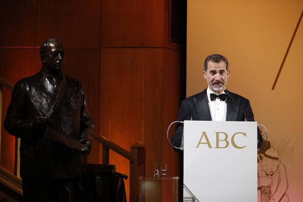 Felipe VI se dirige a los asistentes durante la entrega de los Premios Internacionales de Periodismo Mariano de Cavia, Luca de Tena y Mingote. Jaime García