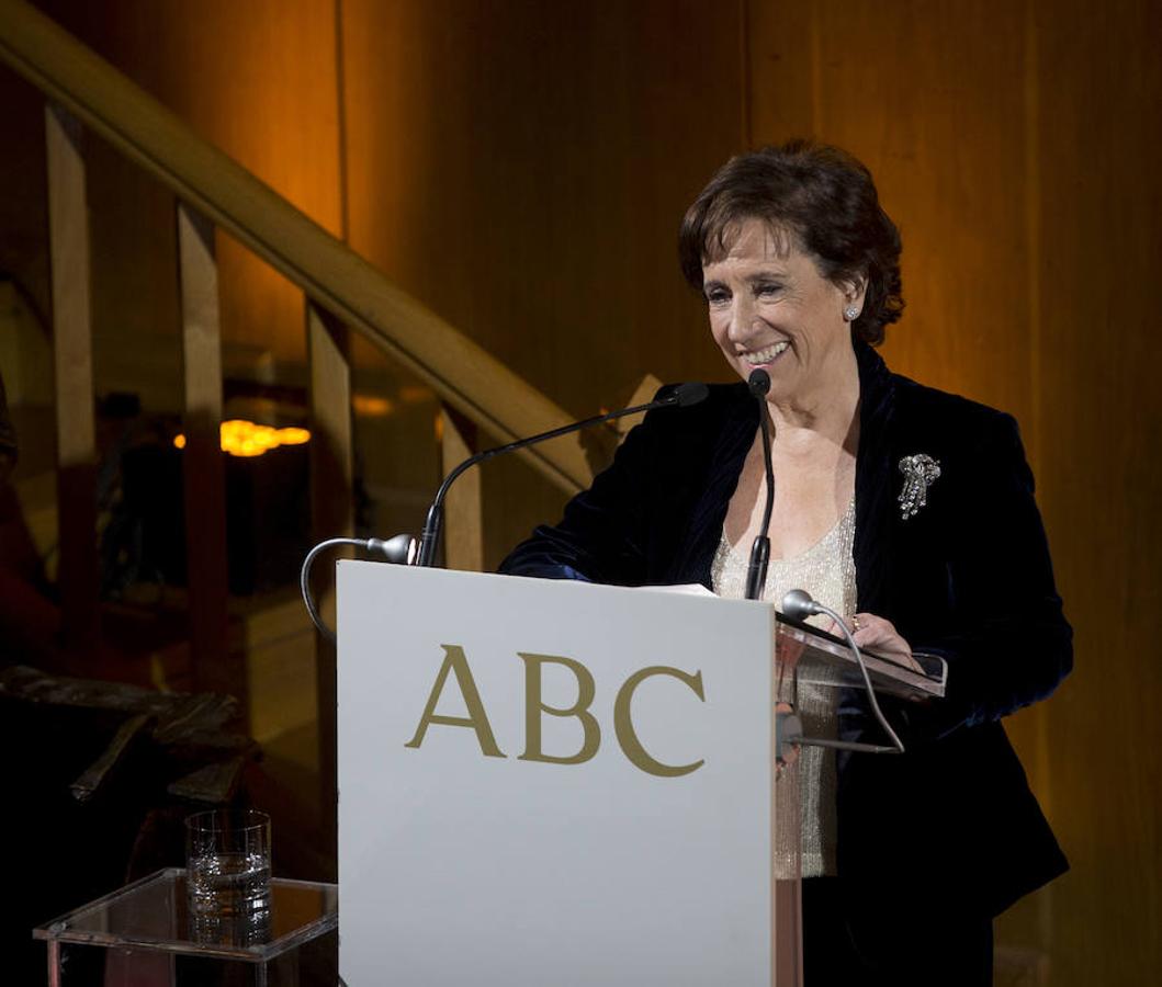 Victoria Prego se dirige a los asistentes durante la entrega de los Premios Internacionales de Periodismo Mariano de Cavia, Luca de Tena y Mingote. Ignacio Gil