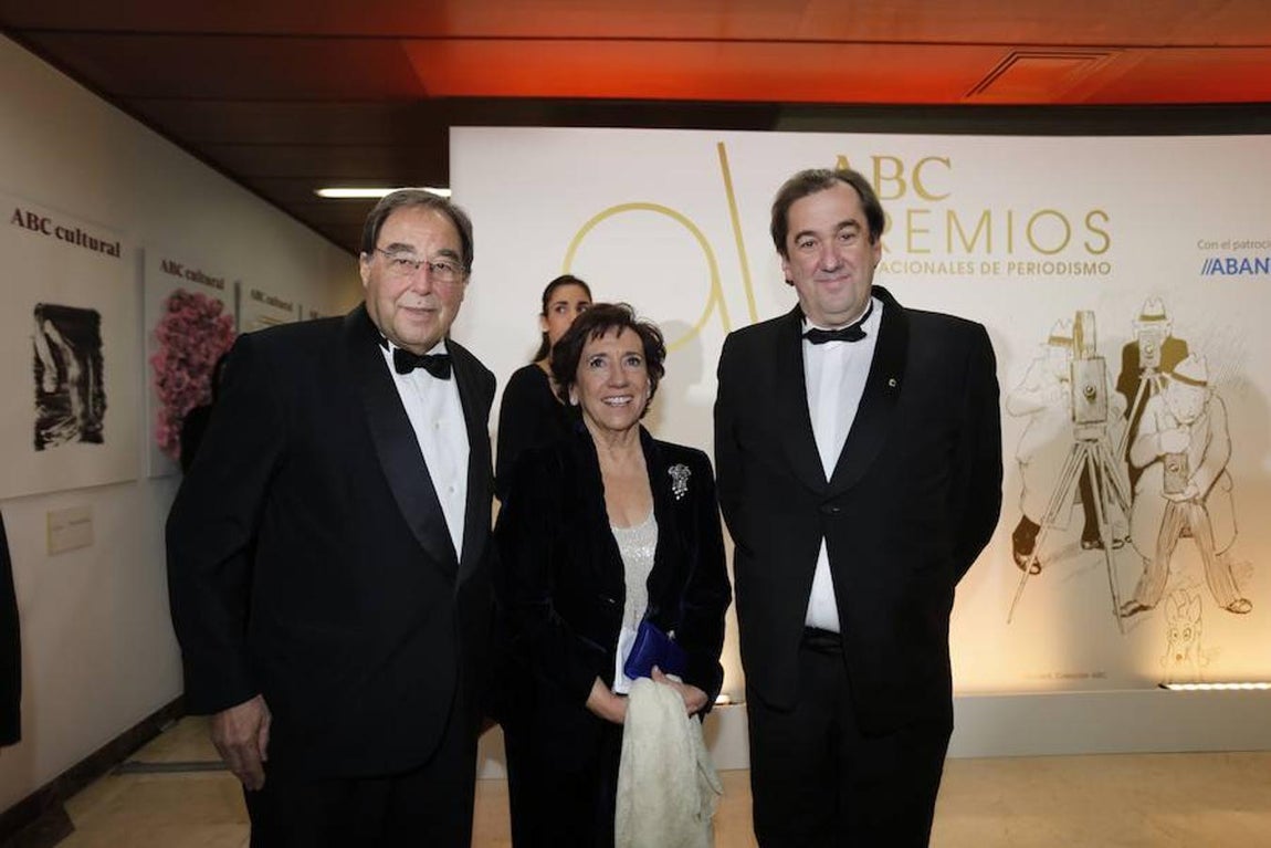 Los premiados en esta 96º Edición de los Premios Internacionales de Periodismo Mariano de Cavia, Luca de Tena y Mingote. De izquierda a derecha, Francesc de Carrera, Victoria Prego y Juan Manuel Serrano. Jaime García
