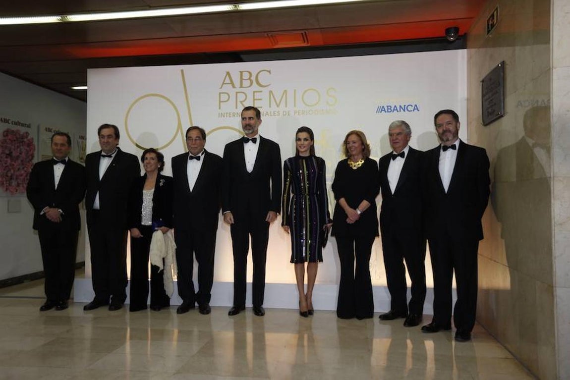 Los Reyes Don Felipe y Doña Letizia, junto a los premiados y las autoridades antes entrar a la Biblioteca de ABC para la entrega de los 96º Premios Internacionales de Periodismo Mariano de Cavia, Luca de Tena y Mingote. 
