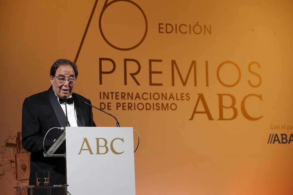 Francesc de Carreras se dirige a los asistentes durante la entrega de los Premios Internacionales de Periodismo Mariano de Cavia, Luca de Tena y Mingote. Jaime García