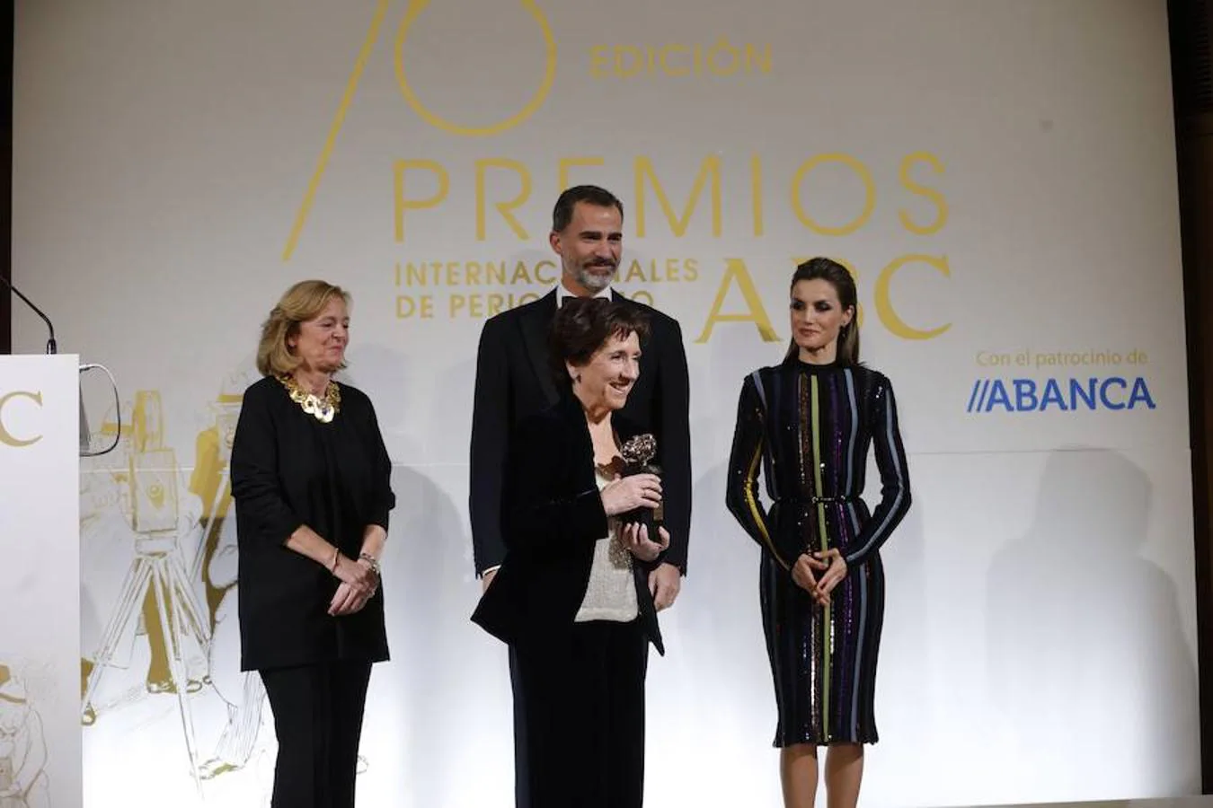 La periodista Victoria Prego recibe su Premio Luca de Tena