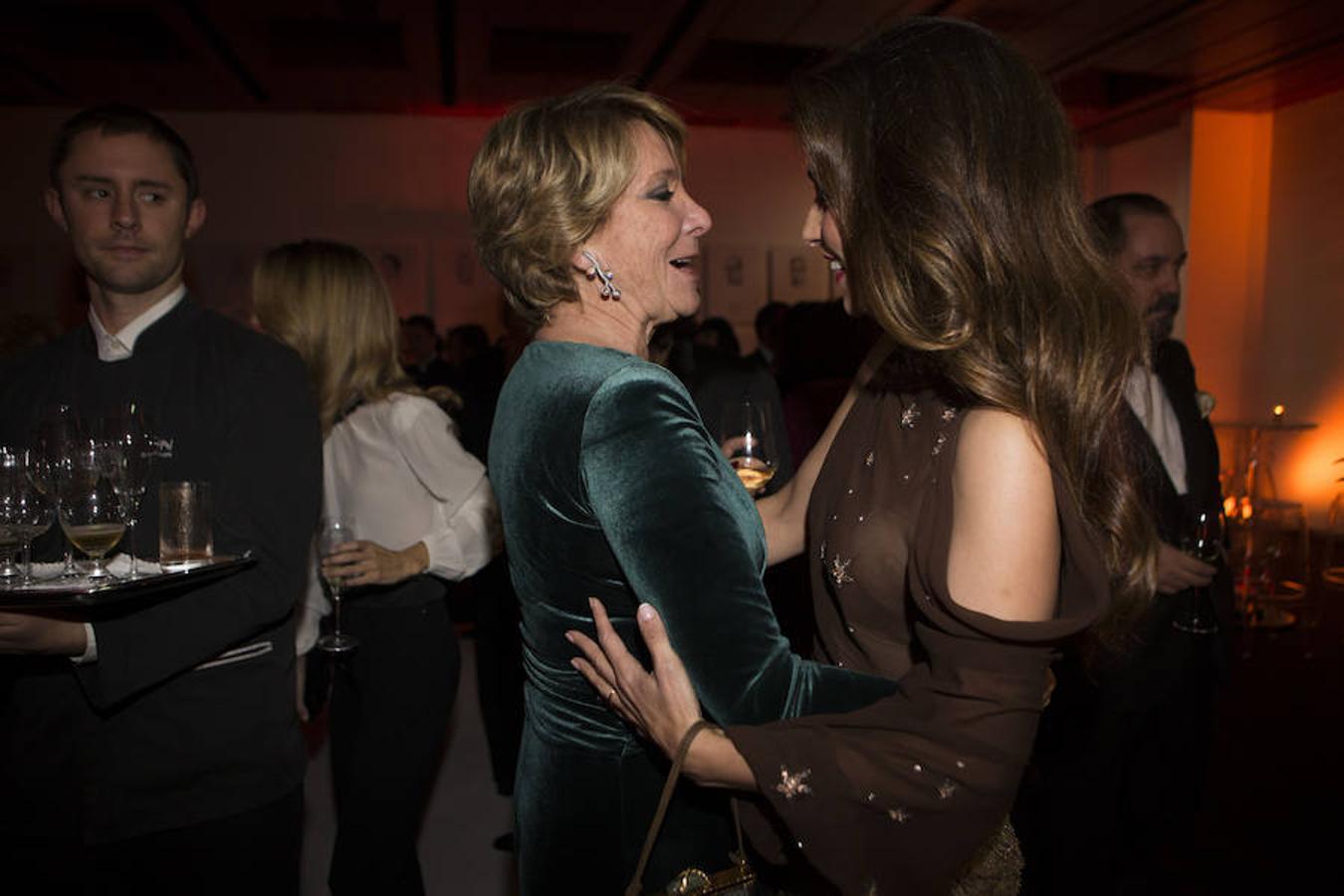 Esperanza Aguirre, junto a Paloma Cuevas en la entrega de los Cavia. 