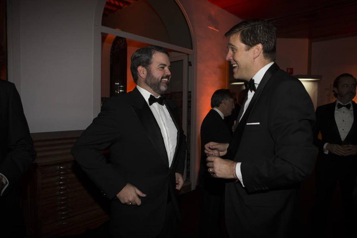 Beraza de Diego y Pedro Canales, director Territorial de Abanca, durante la edición 96 de los Premios Internacionales de Periodismo ABC.. 