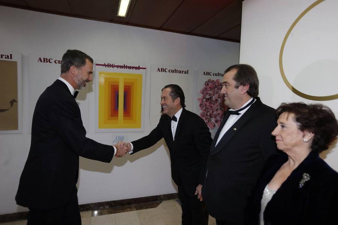 El Rey de España saluda, a su llegada a los Premios Mariano de Cavia, Luca de Tena y Mingote de ABC, a Juan Carlos Escotet, vicepresidente de Abanca. A su lado, Victoria Prego y Juan Manuel Serrano, dos de los galardonados.. 