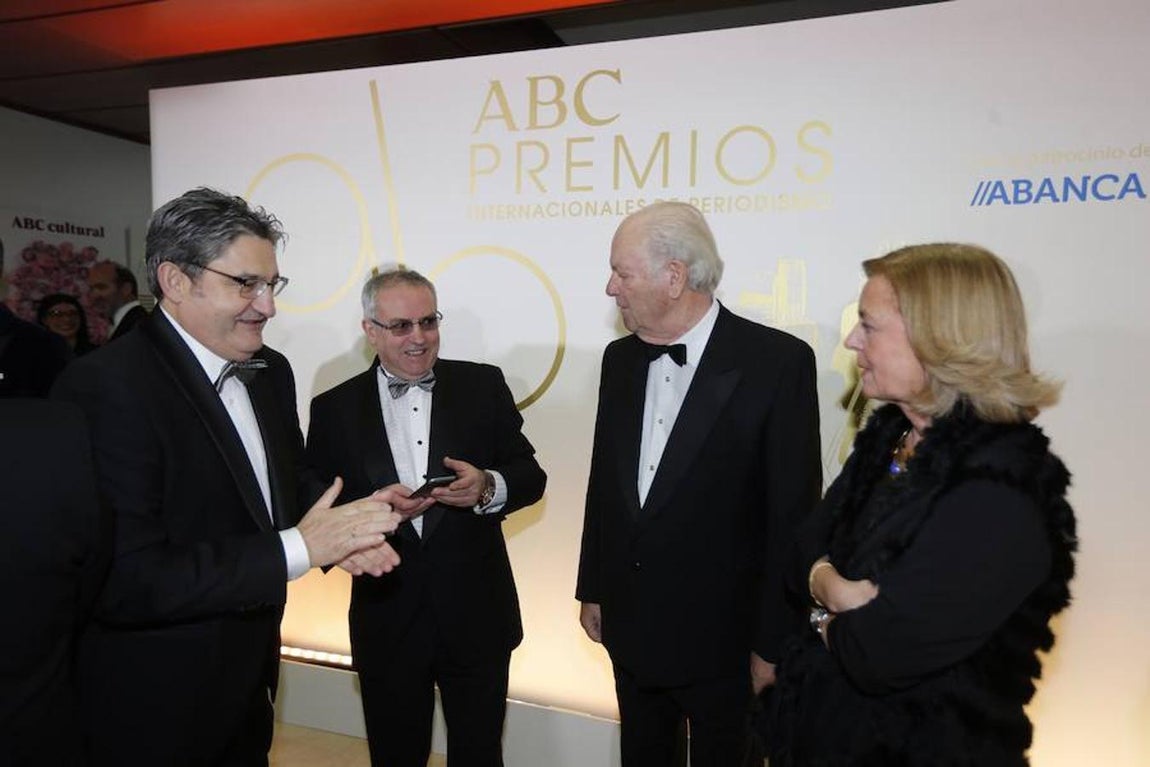 Campillo junto a Isaac González Toribio, director de Comunicación de Abanca; Javier Etcheverría, presidente de Abanca, y Catalina Luca de Tena, presidenta editora de ABC.. 
