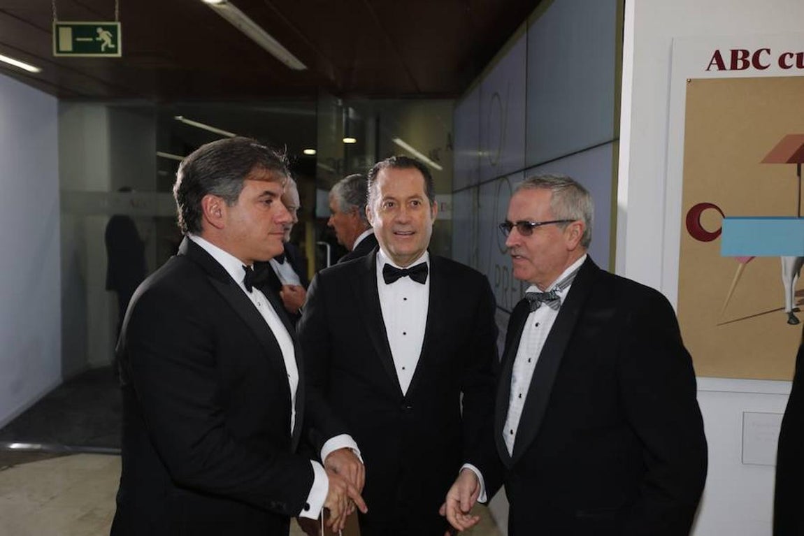 Escotet departe durante la entrega de los Mariano de Cavia con Pedro López Jácome (a su izquierda), consejero de Abanca, y González Toribio (a su derecha).. 