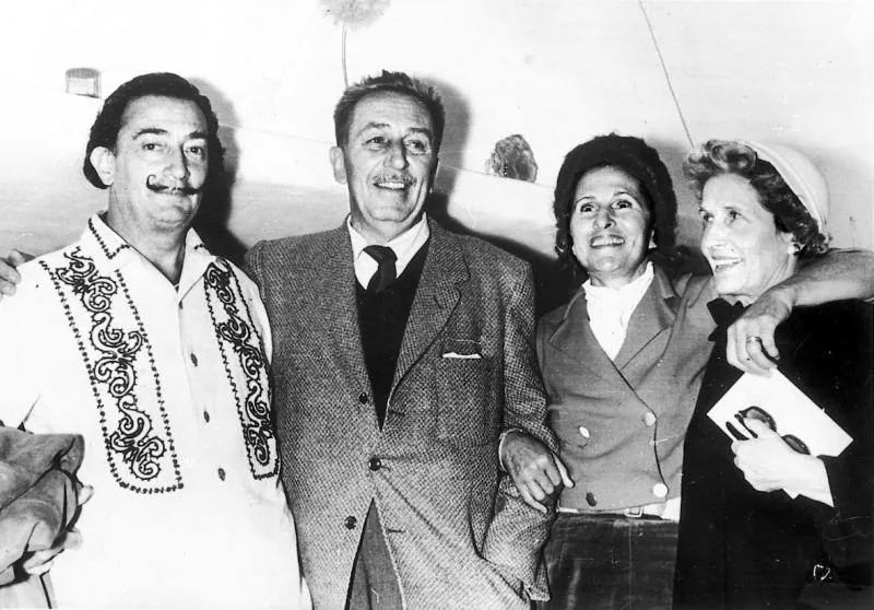 En la imagen, Disney comparte plano con Salvador Dalí, uno de sus grandes amigos 