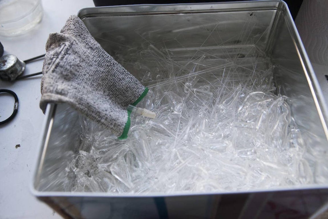 Un detalle de algunas de las barras de vidrio manipuladas por Pizarro, base de su instalación para Ponce+Robles. 