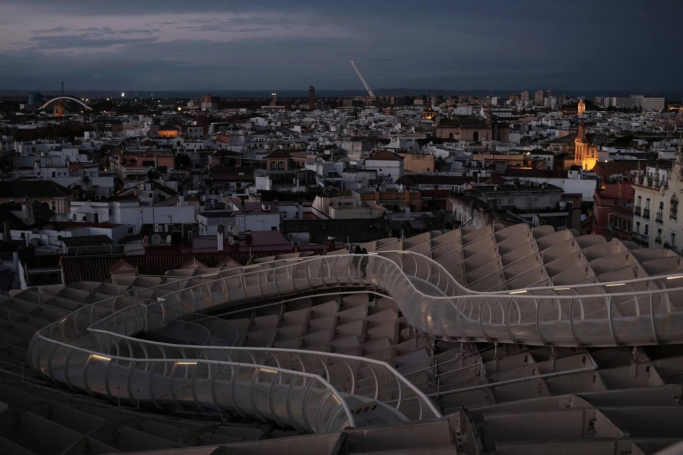 Tarde de contrastes en el cielo sevillano