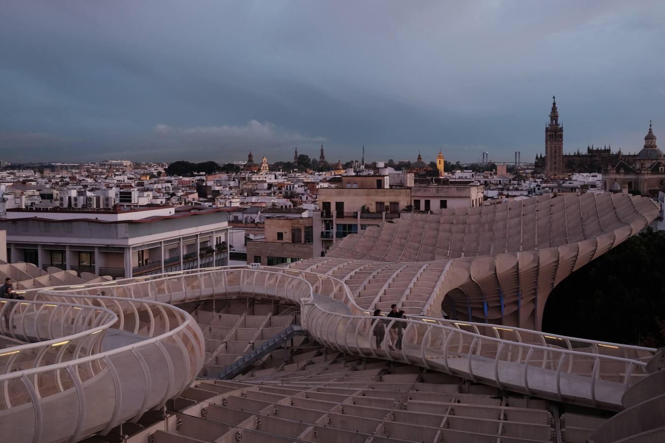 Tarde de contrastes en el cielo sevillano