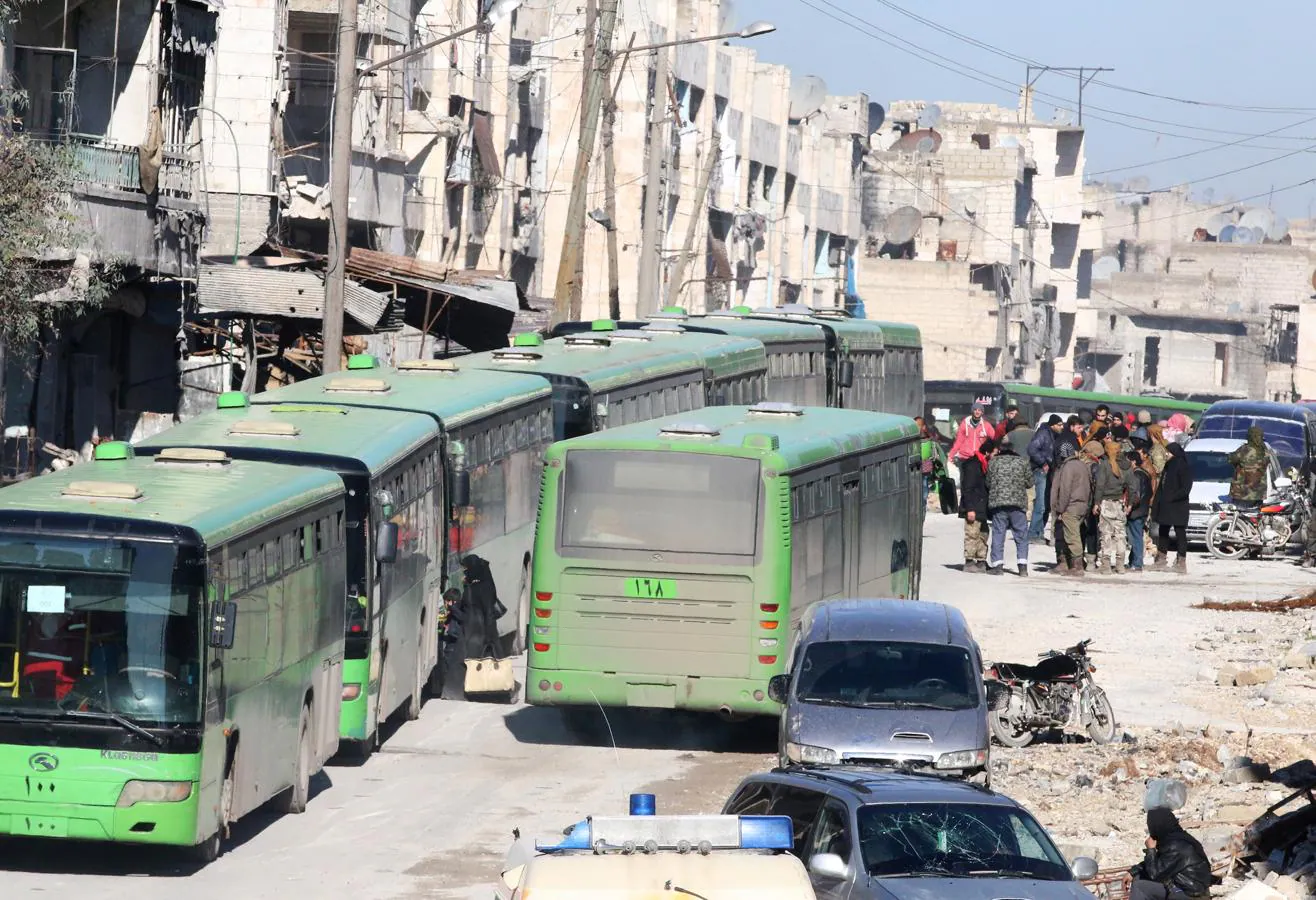 Los autobuses para evacuar a los habitantes de los barrios del este de Alepo. 