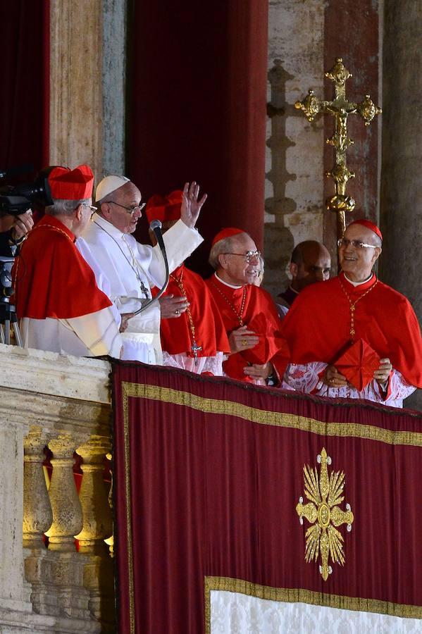 En imágenes: El Papa Francisco cumple 80 años. El 13 de marzo de 2013, en el segundo día del cónclave convocado tras la renuncia de Benedicto XVI, en la quinta votación hubo fumata blanca: Jorge Bergoglio se convertía en el nuevo Pontífice bajo el nombre de Francisco.