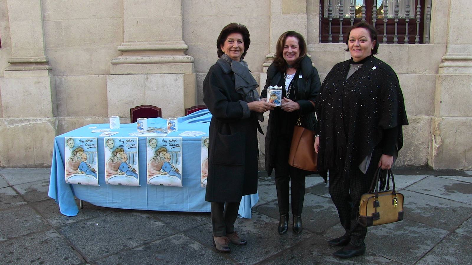 Mesa petitoria instalada en la puerta del Ayuntamiento de Sevilla.