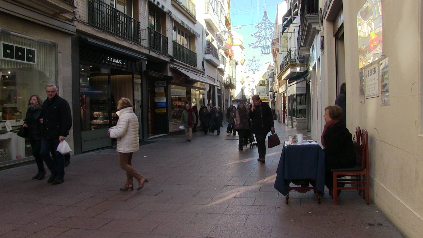 Ambiente de la calle Sierpes durante la cuestación anual de Andex este jueves por la mañana.