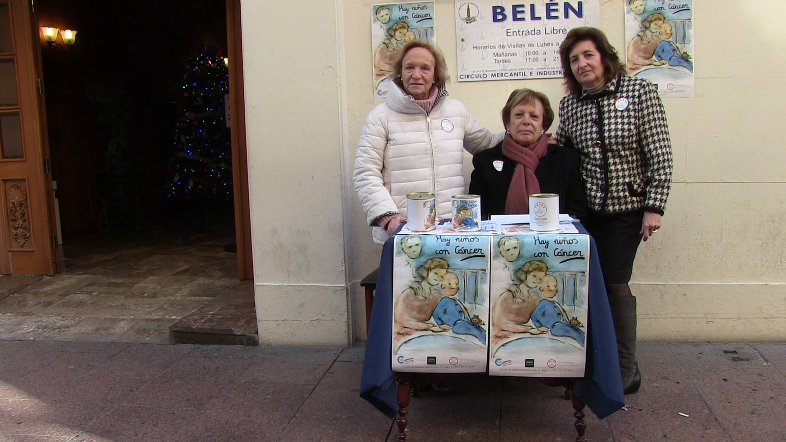 Un grupo de voluntarias en la mesa instalada en la puerta del Mercantil, en la calle Sierpes.