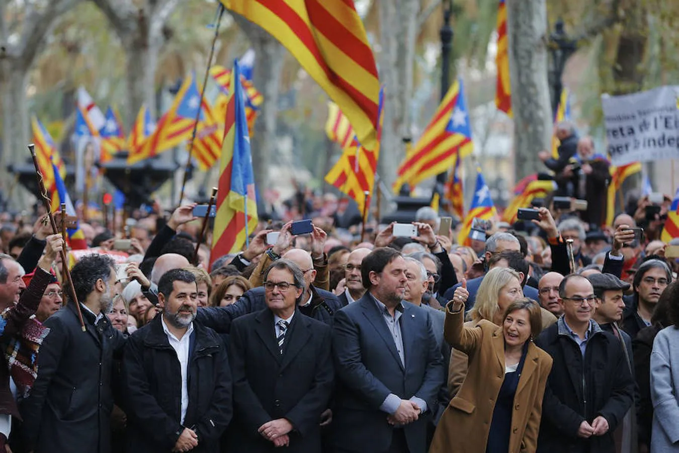 Miembros y exmiembros del gobierno catalán encabezan la marcha desde el Parlament hasta el TSJC