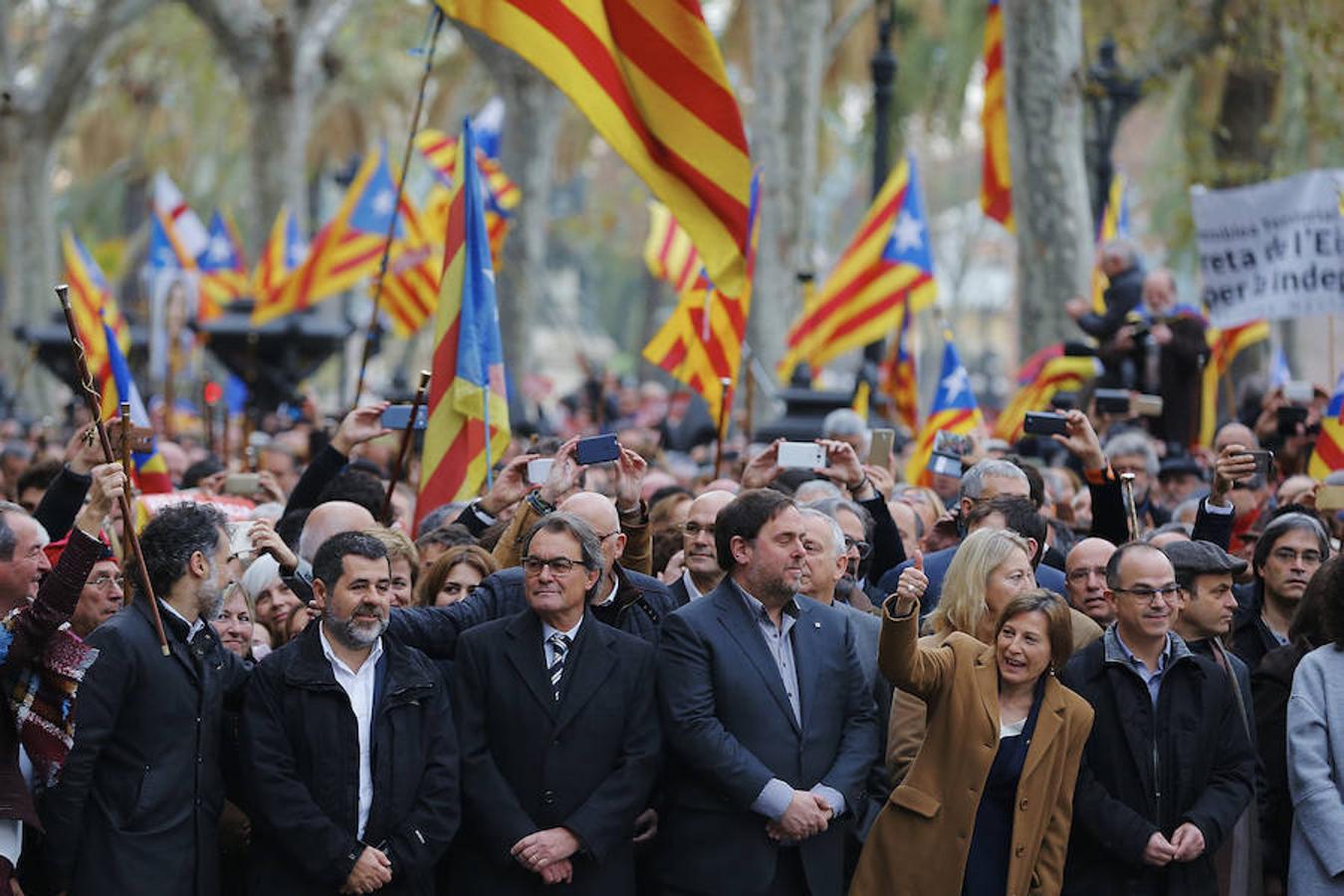 Miembros y exmiembros del gobierno catalán encabezan la marcha desde el Parlament hasta el TSJC. 