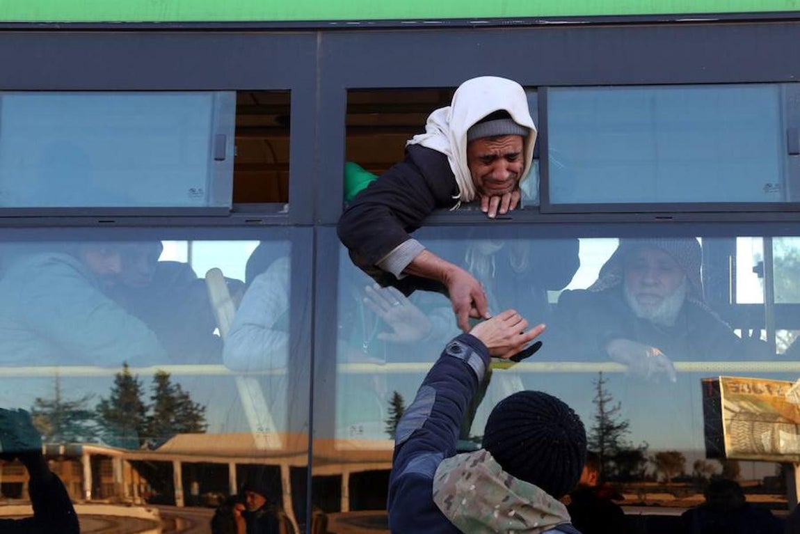 Un autobús de evacuación de sirios llega a la regón de Khan al-Aassal, controlada por la posición. Es la primera parada del viaje que les espera. Allí, varios grupos humanitarios han montado campamentos improvisados.. 