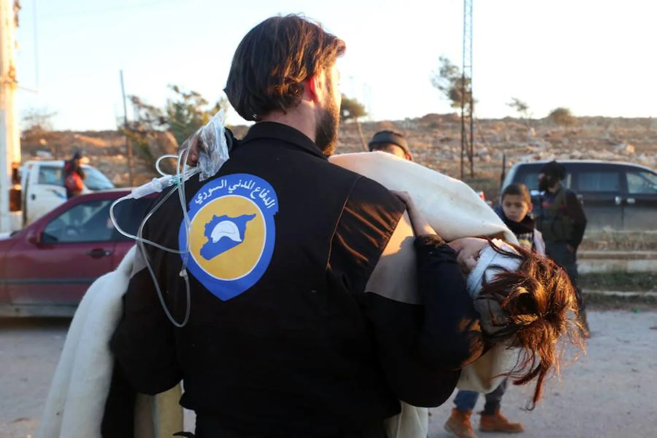 Una niña siria herida es conducida en brazos por un médico a la región de Khan al-Aassal.