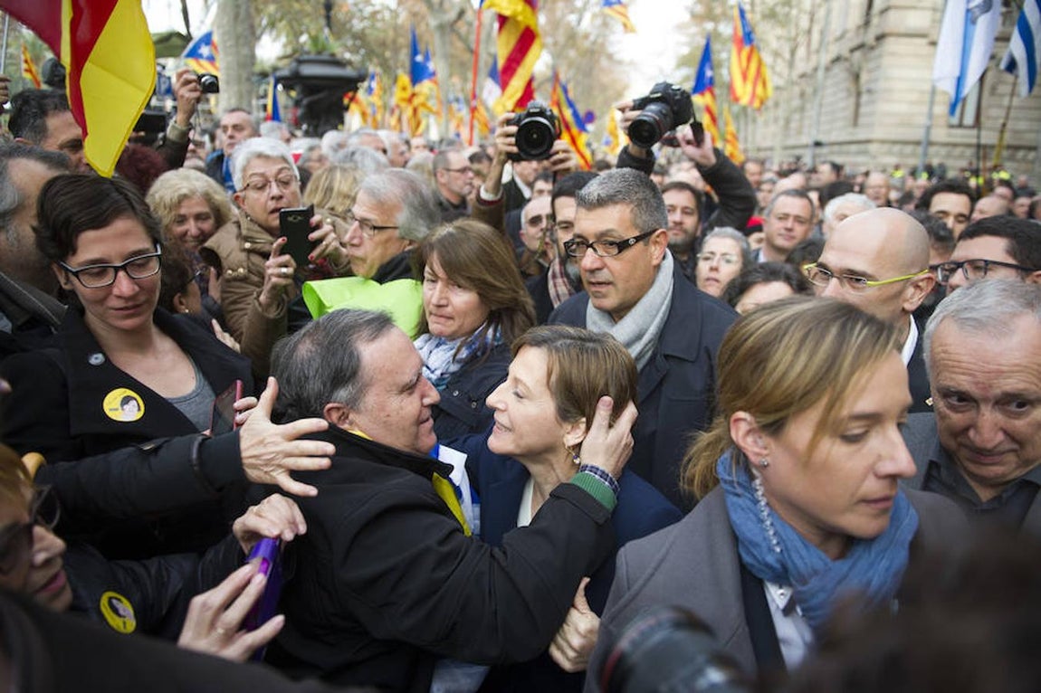 Forcadell es recibida a la salida del TSJC. 