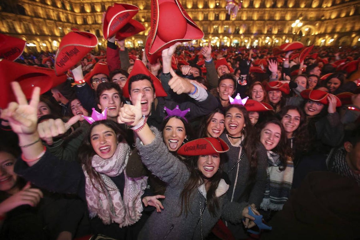 Un grupo de jóvenes disfrutan de la fiesta universitaria en Salamanca. 