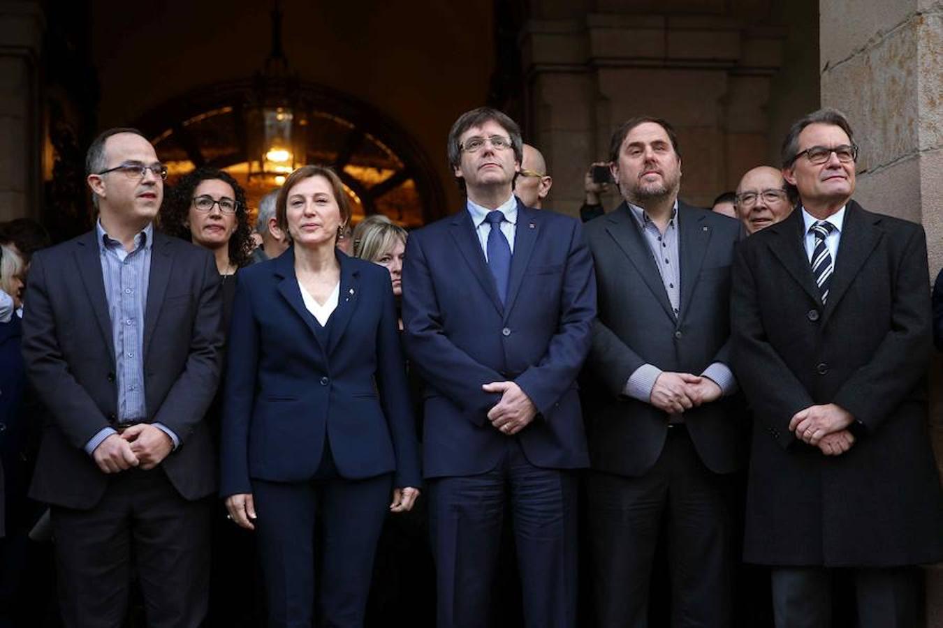 Forcadell, acompañada por Puigdemont, Junqueras, el expresidente Mas y el portavoz de JxS, Jordi Turull