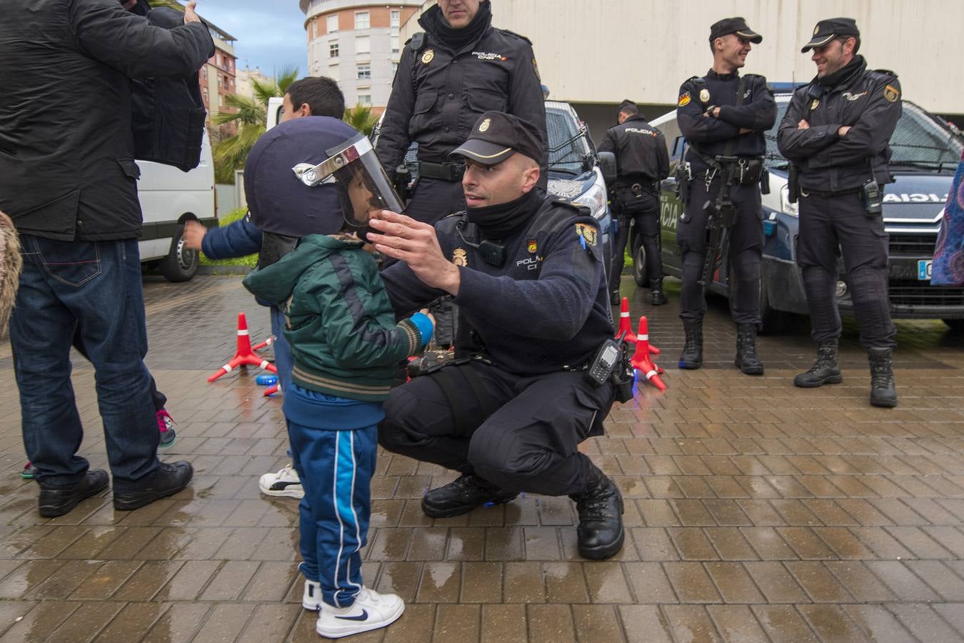 Fiesta benéfica de la Policía en la comisaría de Sevilla Este-Torreblanca