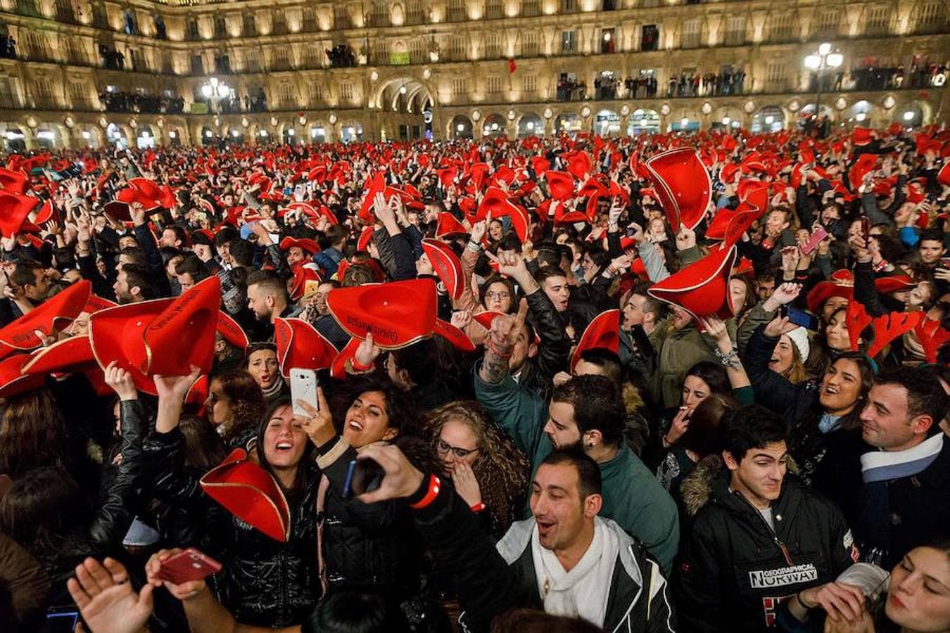 Miles de jóvenes despiden el año por adelantado en Salamanca. 