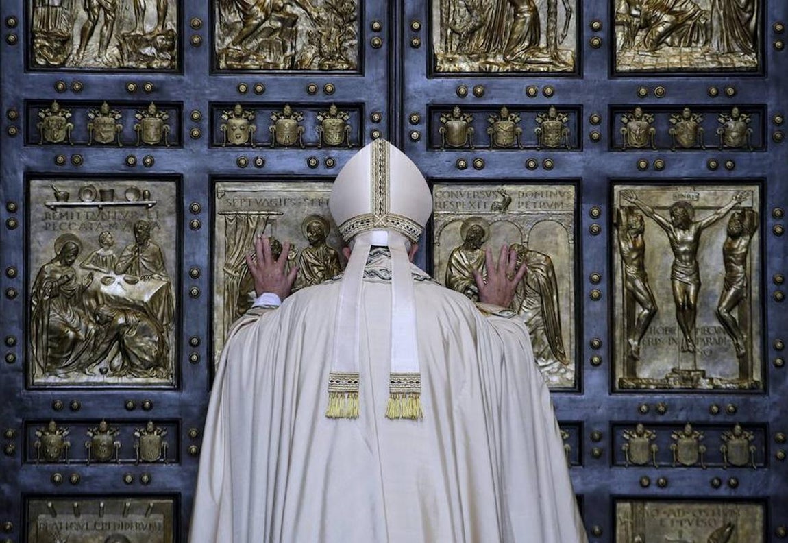 En imágenes: El Papa Francisco cumple 80 años. Apertura de la Puerta Santa de la Basílica de San Pedro con motivo del inicio del Jubileo de la Misericordia en noviembre de 2015, una de sus grandes iniciativas hasta la fecha.
