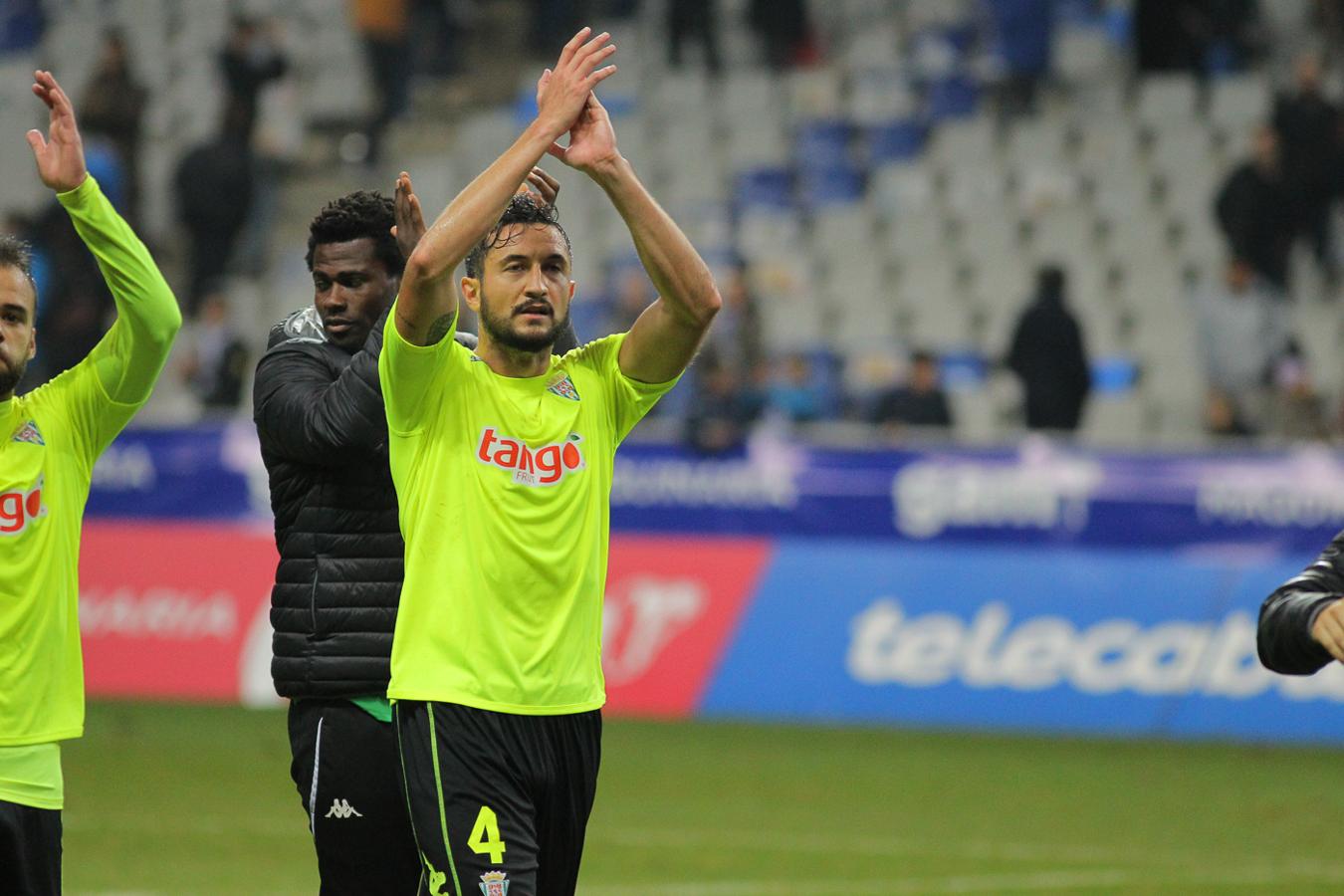 Tres triunfos de cuatro con Carrión. Héctor Rodas celebra la victoria en el Carlos Tartiere