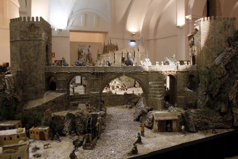 Un belén con numerosos monumentos de Toledo y mil figuras