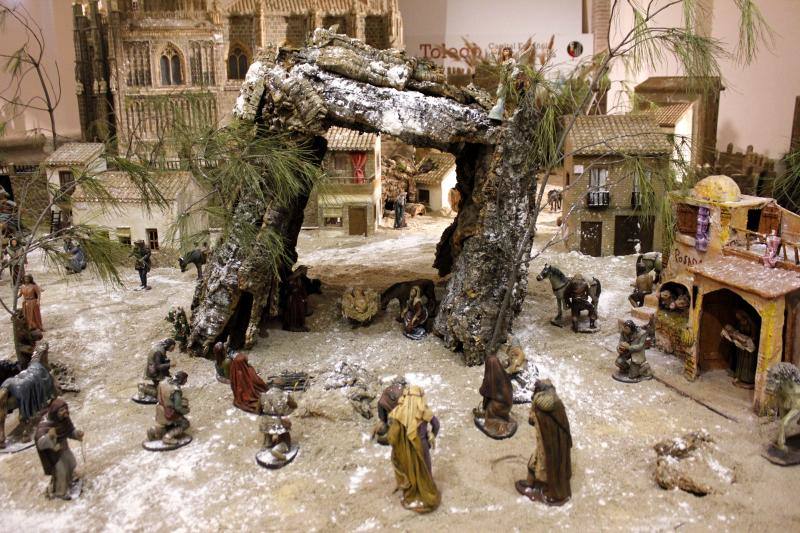 Un belén con numerosos monumentos de Toledo y mil figuras