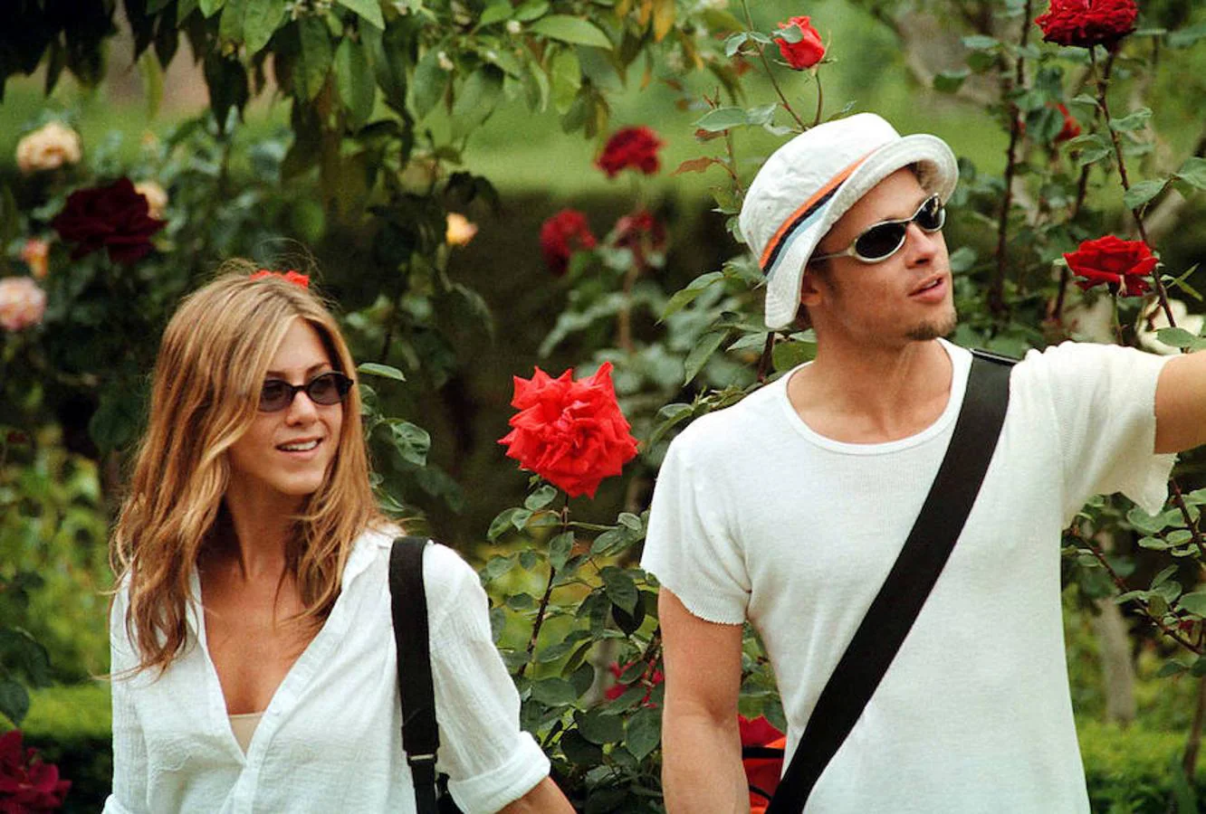 Un joven Pitt empezaba una tierna relación en 1999 con Jennifer Aniston. 