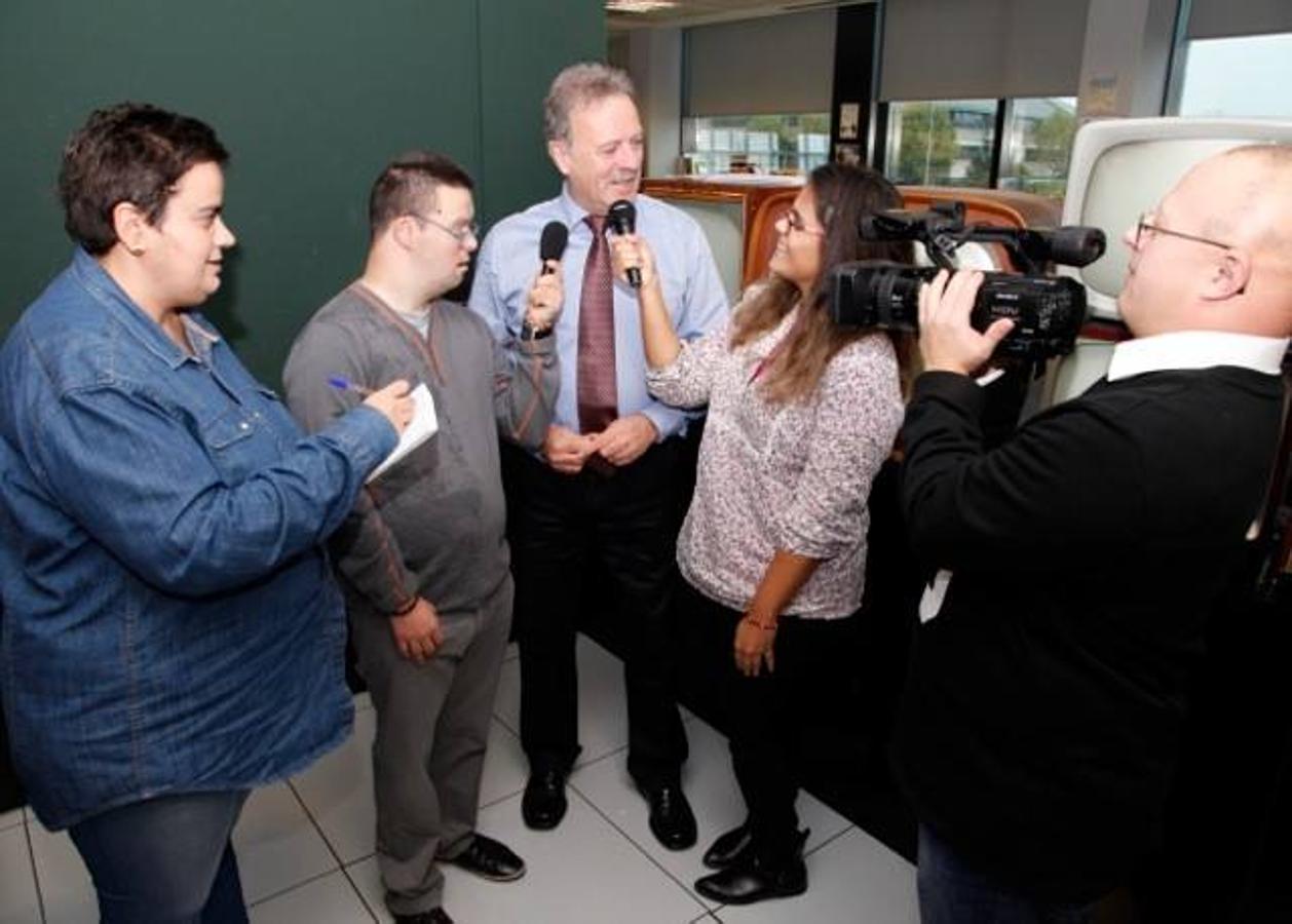 Manuel Campo Vidal entrevistado por futuros periodistas. 