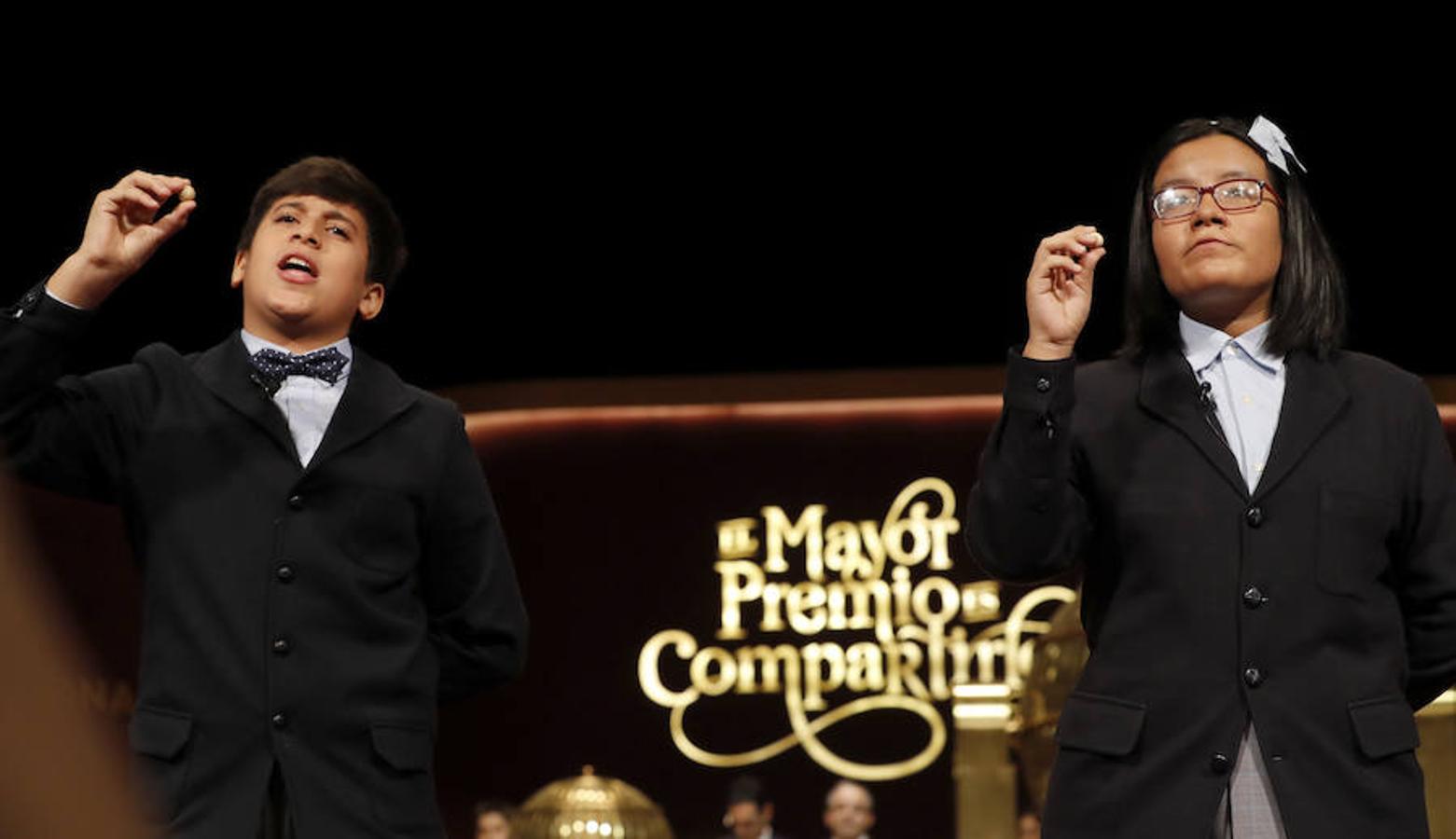 Los niños de San Ildefonso Youssef y Nicol muestran el segundo premio, que ha recaido en el número 4.536 y que está dotado con 1.250.000 euros a la serie, por lo que el poseedor de cada décimo ganará 125.000 euros. Efe