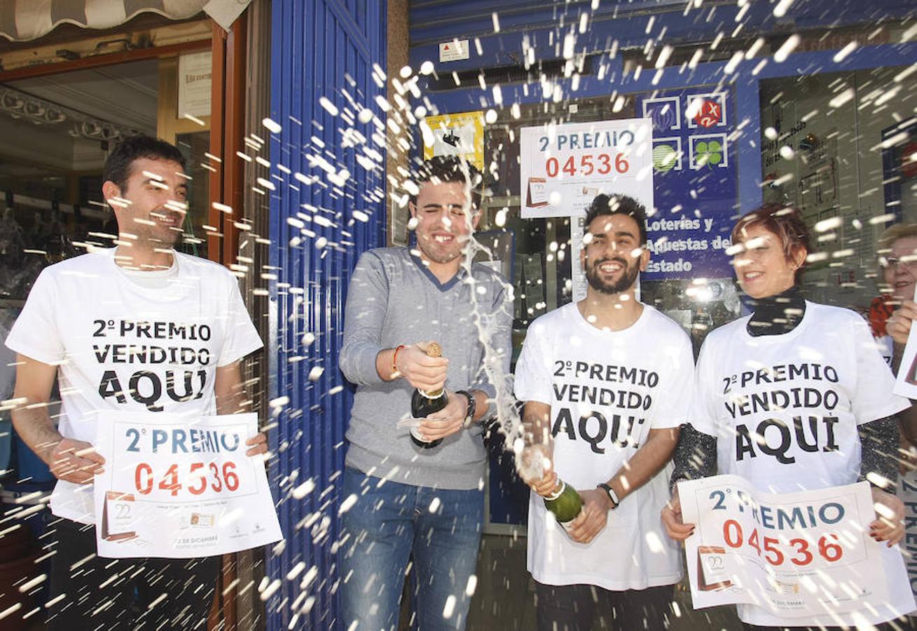 Varios de los agraciados del 04536, segundo premio de la loteria de Navidad, lo celebran con cava en la administración numero 2 de Callosa de Segura (Valencia). Efe