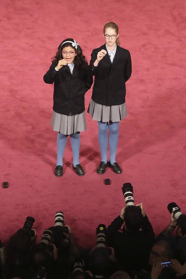 Lorena y Nicole, las niñas que dieron el Gordo el año pasado, cantaron uno de los quintos premios: el 22.259. Efe