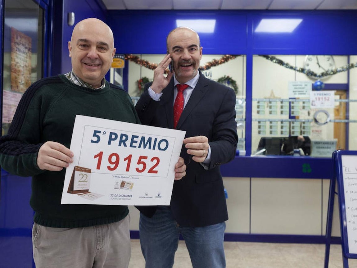Los responsables de la Administración de Lotería Nº8 de Cuenca celebran tras comprobar que han vendido uno de los quintos premios del sorteo de Navidad, el número 19.152, premiado con 60.000€ a la serie. Efe