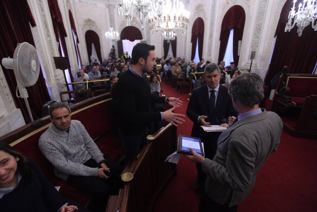 Tensión ciudadana en el Pleno extraordinario de la Limpieza