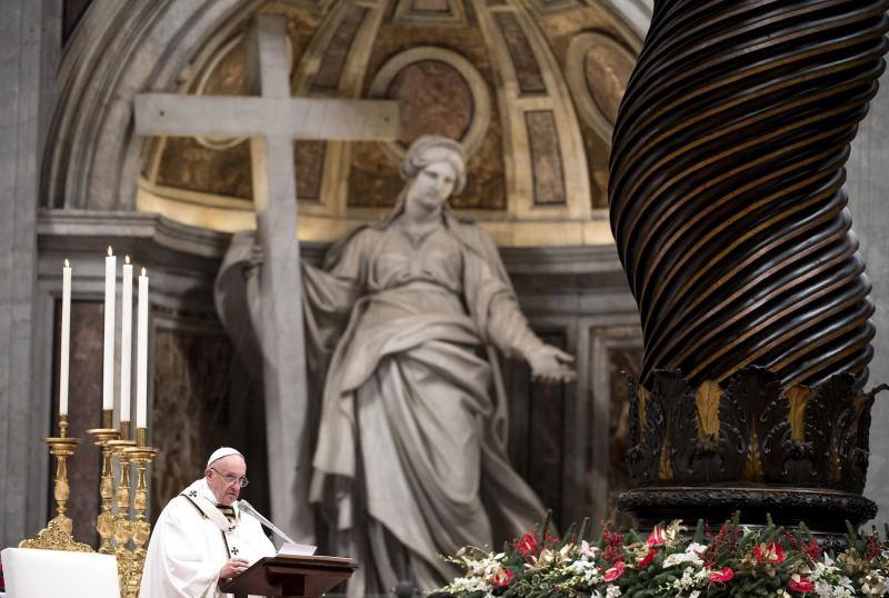 Francisco celebra la tradicional Misa del Gallo