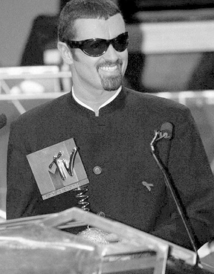 George Michael tiene seis discos de estudio, y antes de su muerte había confirmado un séptimo. A lo largo de sus cuarenta años de carrera ha vendido 100 millones de álbumes. 