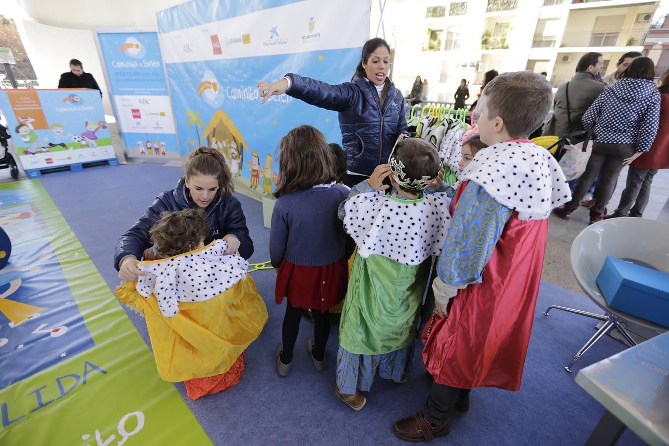 Los niños hacen el «Caminito de Belén» en Sevilla