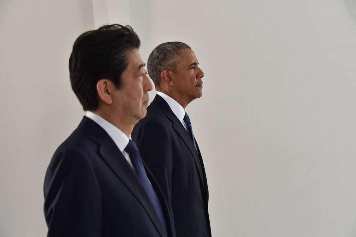 Las imágenes más destacadas de la histórica visita del primer ministro japonés a la Base de Pearl Harbor. El primer ministro japonés, Shinzo Abe (izda) junto al mandatario estadounidense Barack Obama (derecha) en el USS Arizona Memorial durante el homenaje conjunto a las víctimas del ataque contra Pearl Harbor