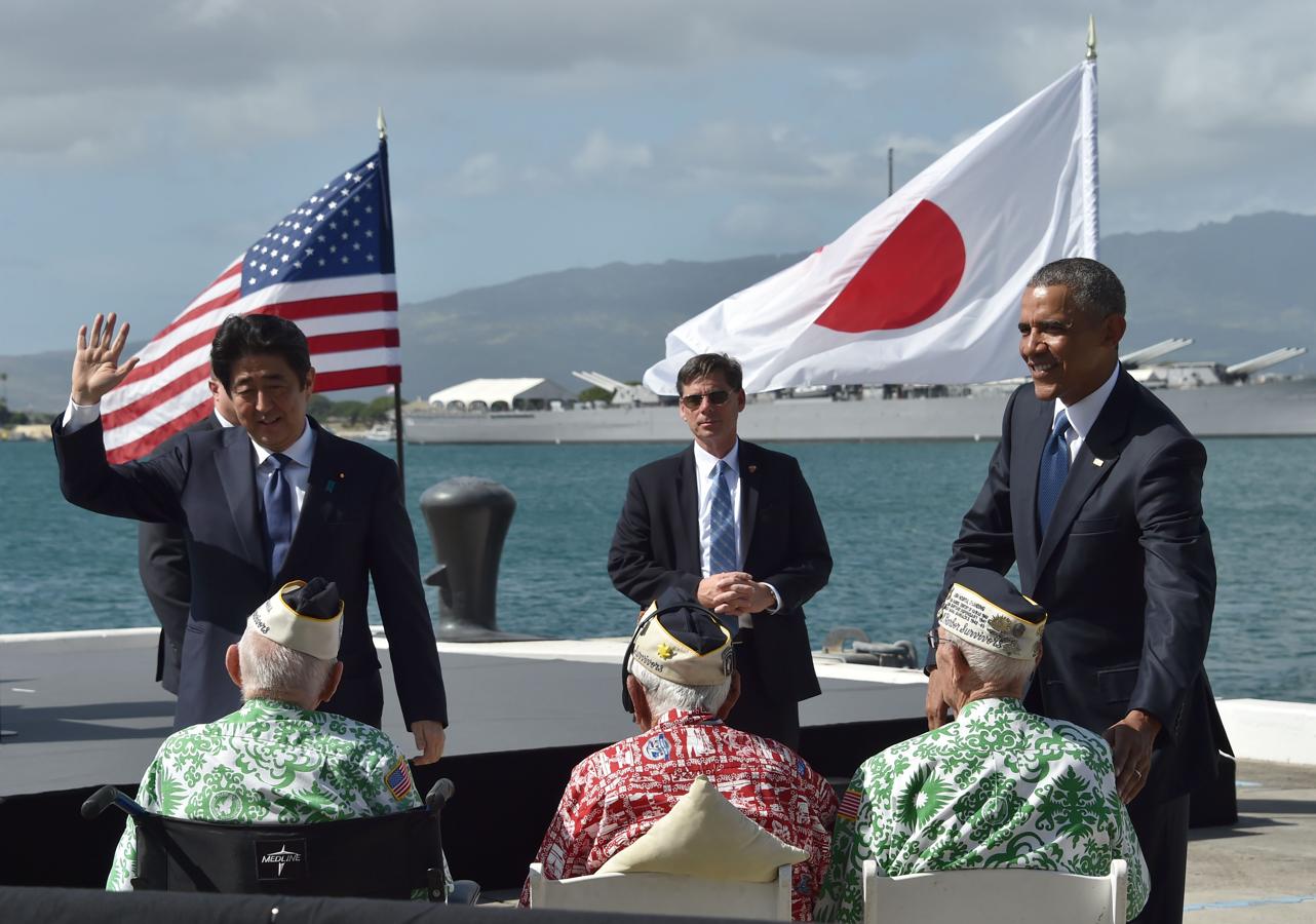 El presidente de Estados Unidos, Barack Obama, junto al primer ministro de Japón, Shinzo Abe, saludan a tres veteranos en el Memorial USS Arizona de Pearl Harbor. 