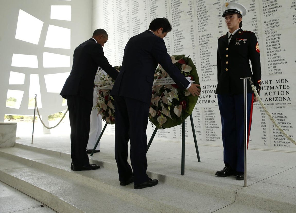 El presidente de Estados Unidos, Barack Obama, deposita una corona de flores junto al primer ministro de Japón, Shinzo Abe, en el Memorial USS Arizona de Pearl Harbor. 