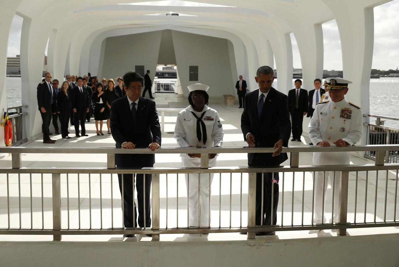 El presidente de Estados Unidos, Barack Obama, junto al primer ministro de Japón, Shinzo Abe, en el Memorial USS Arizona de Pearl Harbor. 