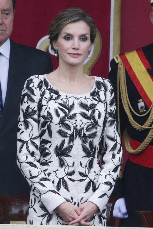 Día de la Hispanidad. Durante el desfile se pudo ver a Letizia luciendo un abrigo vestido en tweed blanco roto, bordado a mano en cristal y georgette negro, de su diseñador favorito, Felipe Varela.